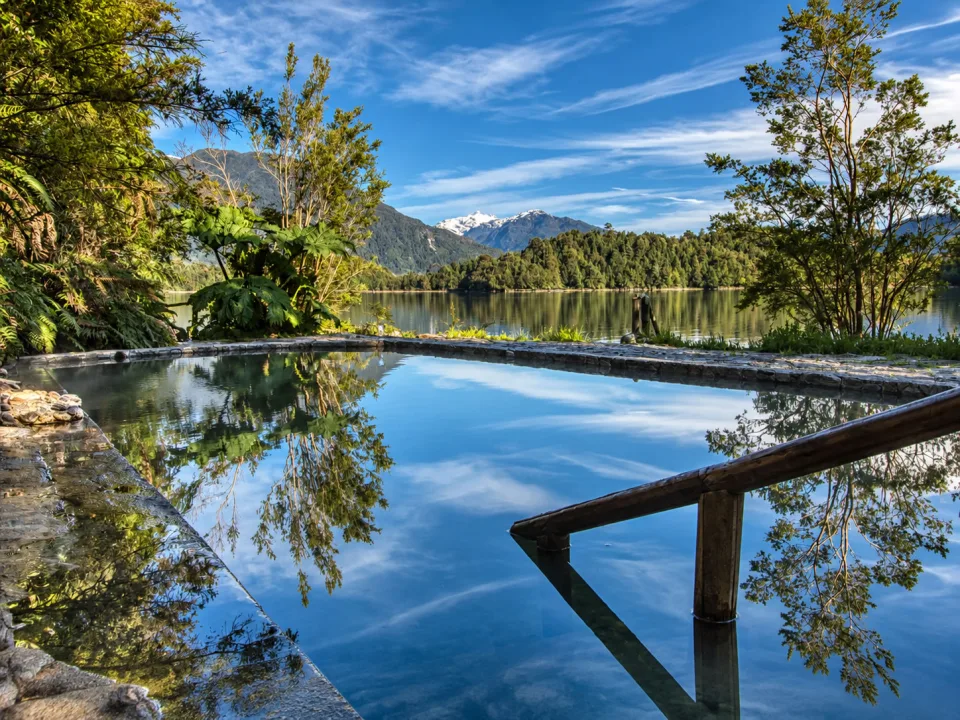 Piscina al aire libre de Termas de Puyuhuapi, rodeada de bosque y montañas