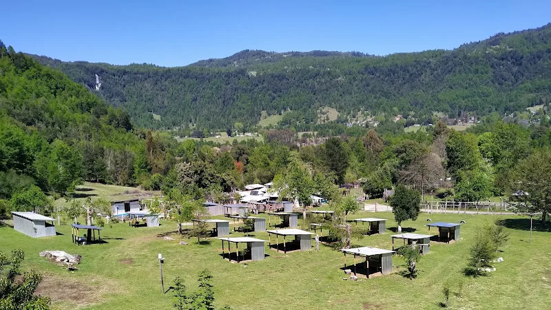 Vista del recinto y camping Don Clemente en Liquiñe