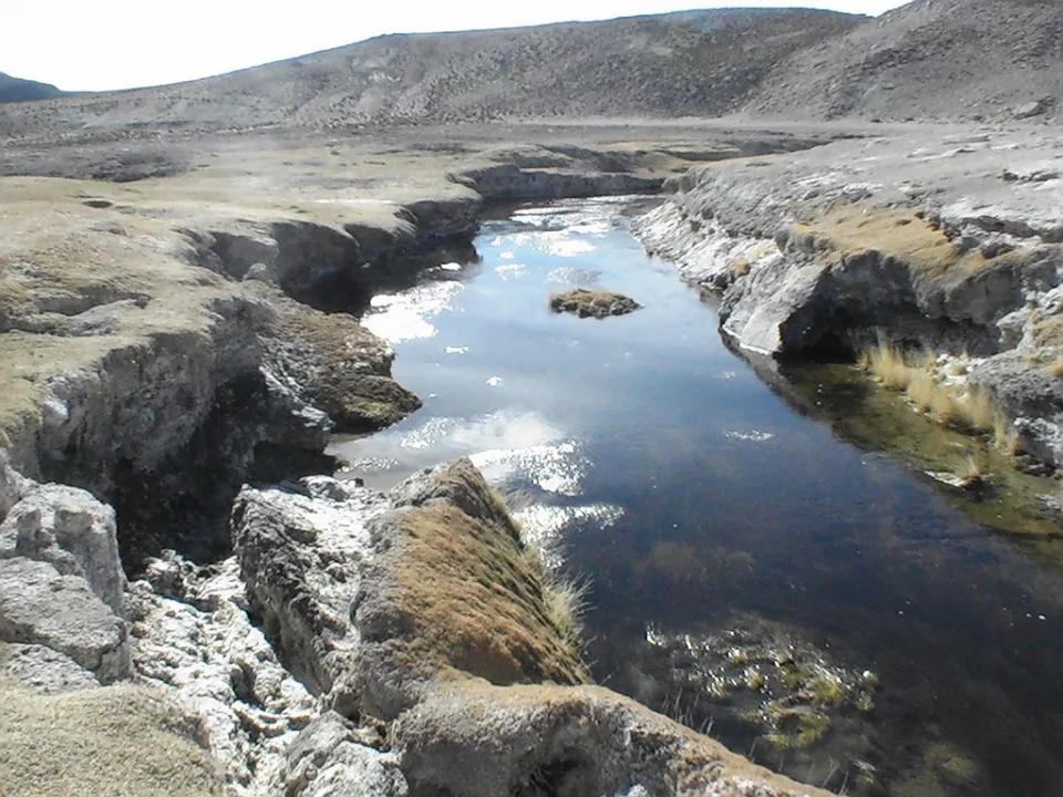 Curso de agua entre orillas rocosas en las Termas de Cancosa