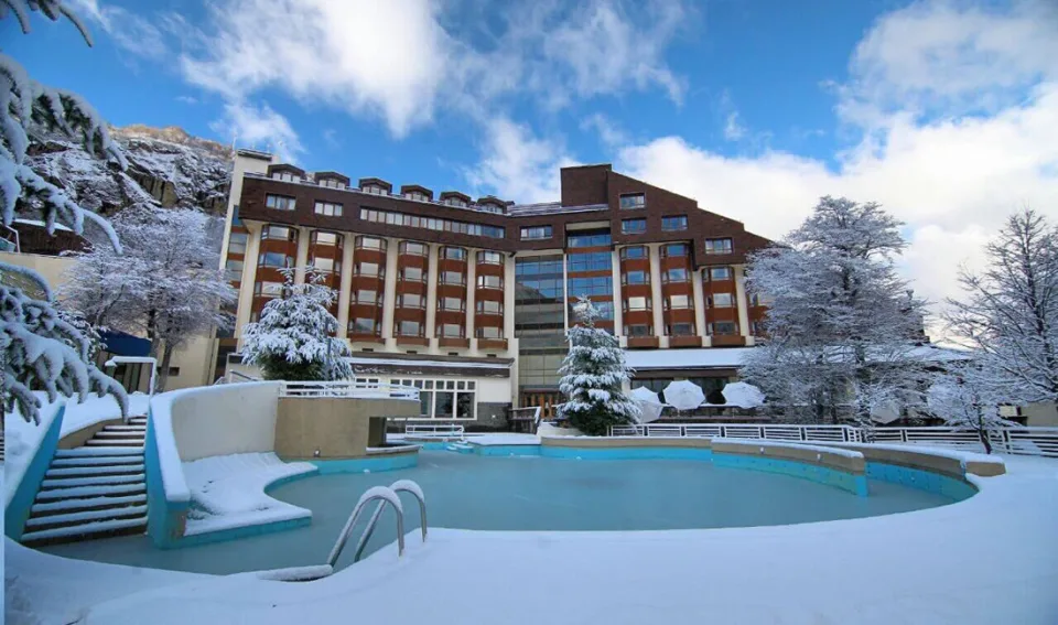Hotel Termas Chillán y su piscina en un paisaje nevado