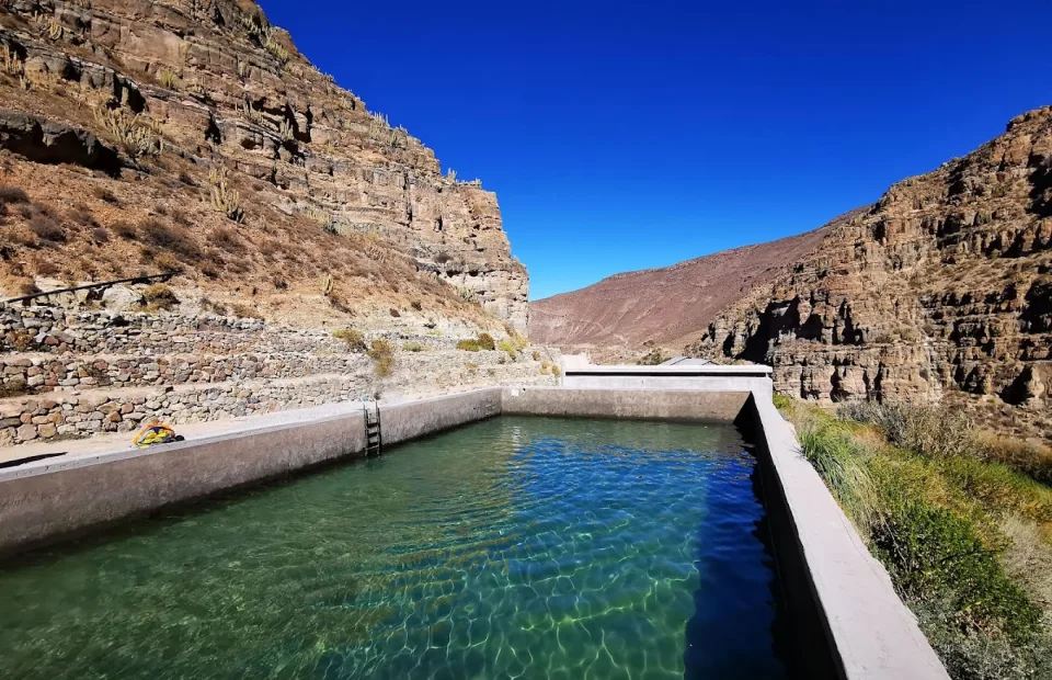 Piscina de Termas de Chusmiza entre laderas rocosas