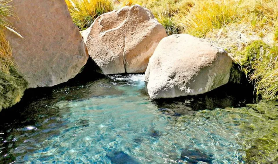 Pozón entre rocas en Termas de Puritama