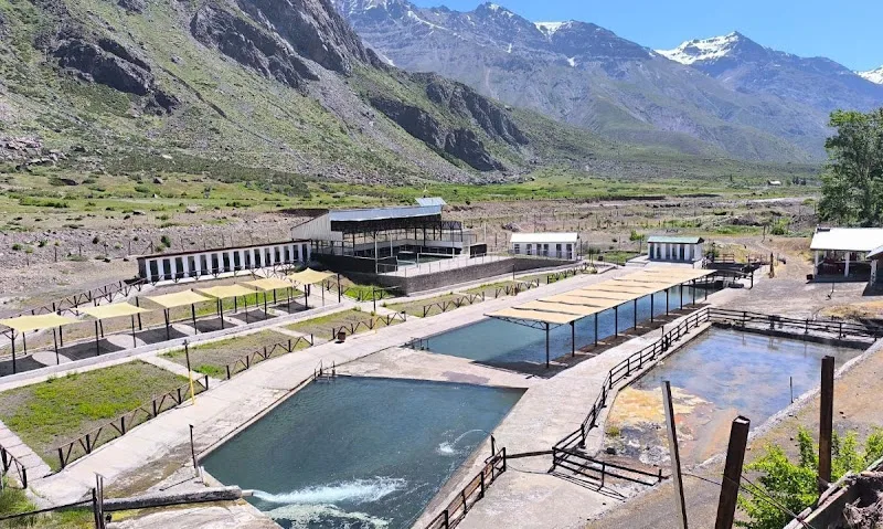 Piscinas de Termas del Flaco rodeadas de montañas