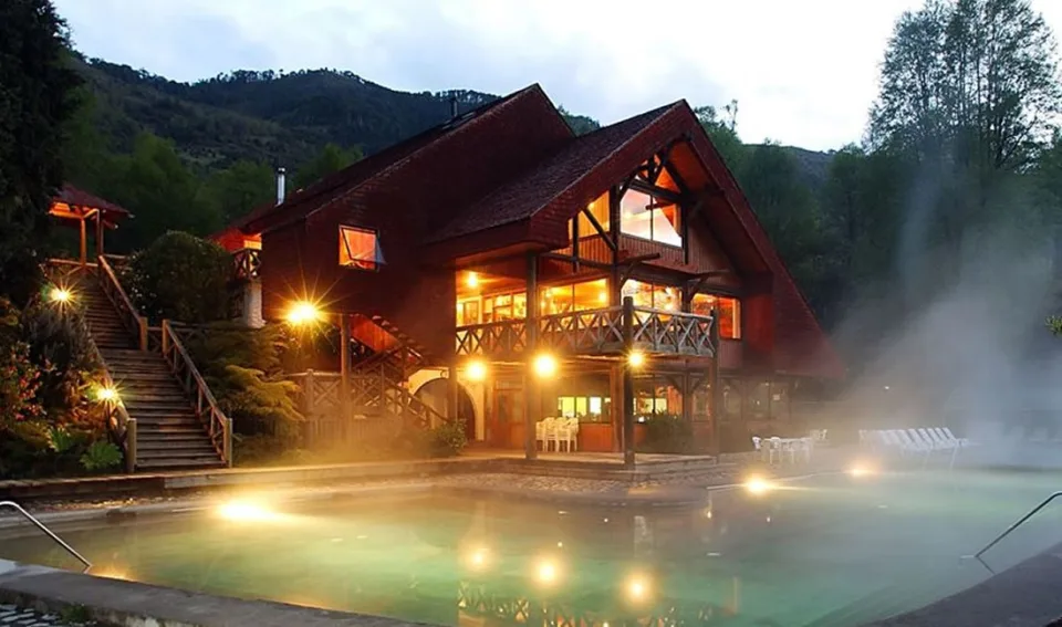 Piscina y edificio iluminado de Termas Huife