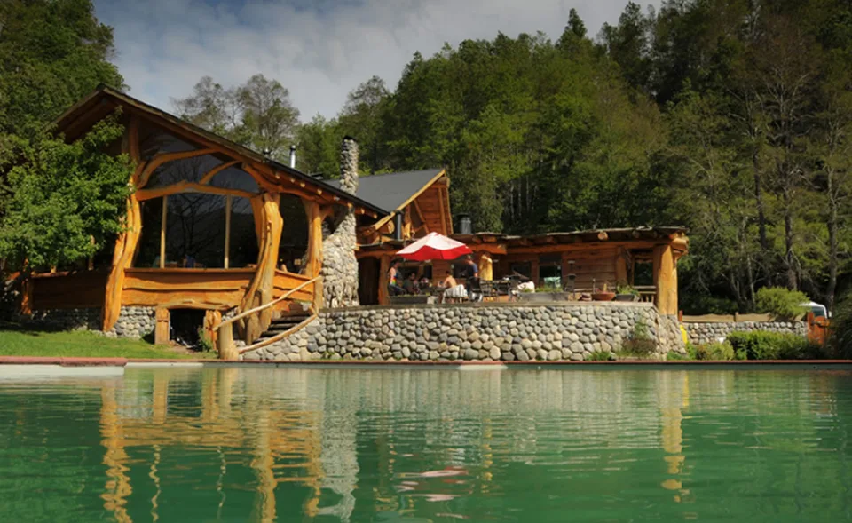 Piscina exterior y construcciones de Parque Termal Menetúe