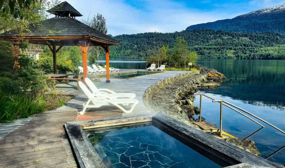Piscina de Termas Ventisquero junto al agua